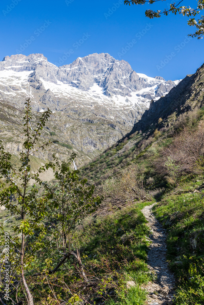 Paysage depuis le chemin de randonnée vers le Refuge de Chabournéou dans la Vallée du Valgaudemar Paysage depuis le chemin de randonnée vers le Refuge de Chabournéou dans la Vallée du Valgaudemar