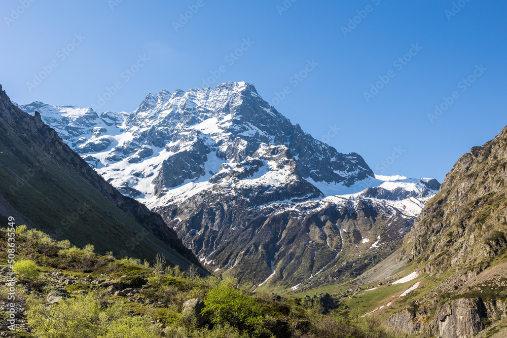 Sommet du Sirac sur le chemin de randomnée menant au Lac de Vallonpierre