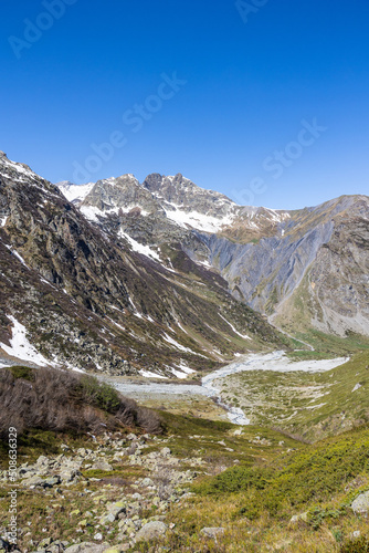 Paysage depuis le chemin de randonnée vers le Refuge de Chabournéou dans la Vallée du Valgaudemar © Ldgfr Photos
