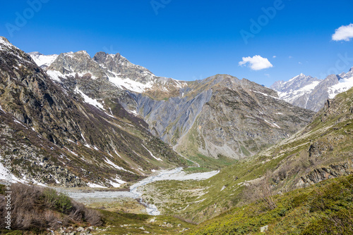 Paysage depuis le chemin de randonn  e vers le Refuge de Chabourn  ou dans la Vall  e du Valgaudemar