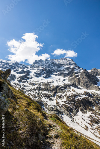 Sommet du Sirac sur le chemin de randomnée menant au Lac de Vallonpierre