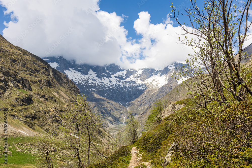Vue sur le Cirque du Gioberney depuis les chemins de randonnée pour le Refuge de Chabournéou dans la Vallée du Valgaudemar Vue sur le Cirque du Gioberney depuis les chemins de randonnée pour le Refuge de Chabournéou dans la Vallée du Valgaudemar