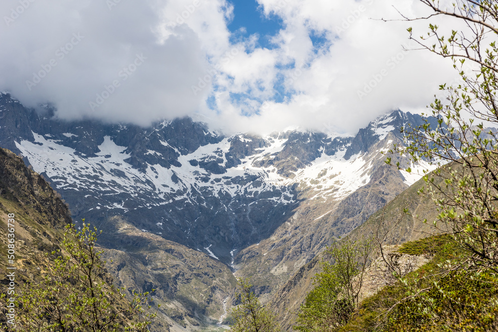 Vue sur le Cirque du Gioberney depuis les chemins de randonnée pour le Refuge de Chabournéou dans la Vallée du Valgaudemar Vue sur le Cirque du Gioberney depuis les chemins de randonnée pour le Refuge de Chabournéou dans la Vallée du Valgaudemar