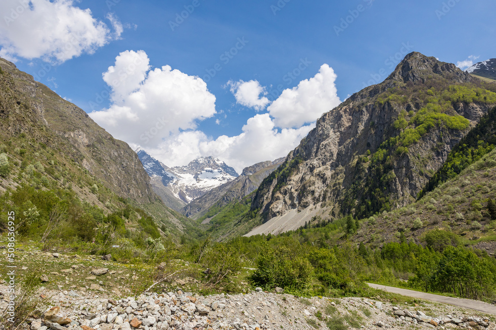 Fototapeta premium Paysage depuis le chemin de randonnée vers le Refuge de Chabournéou dans la Vallée du Valgaudemar