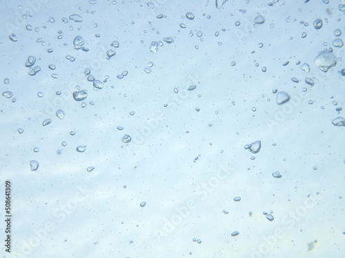 水中での泡はまるで水玉のよう