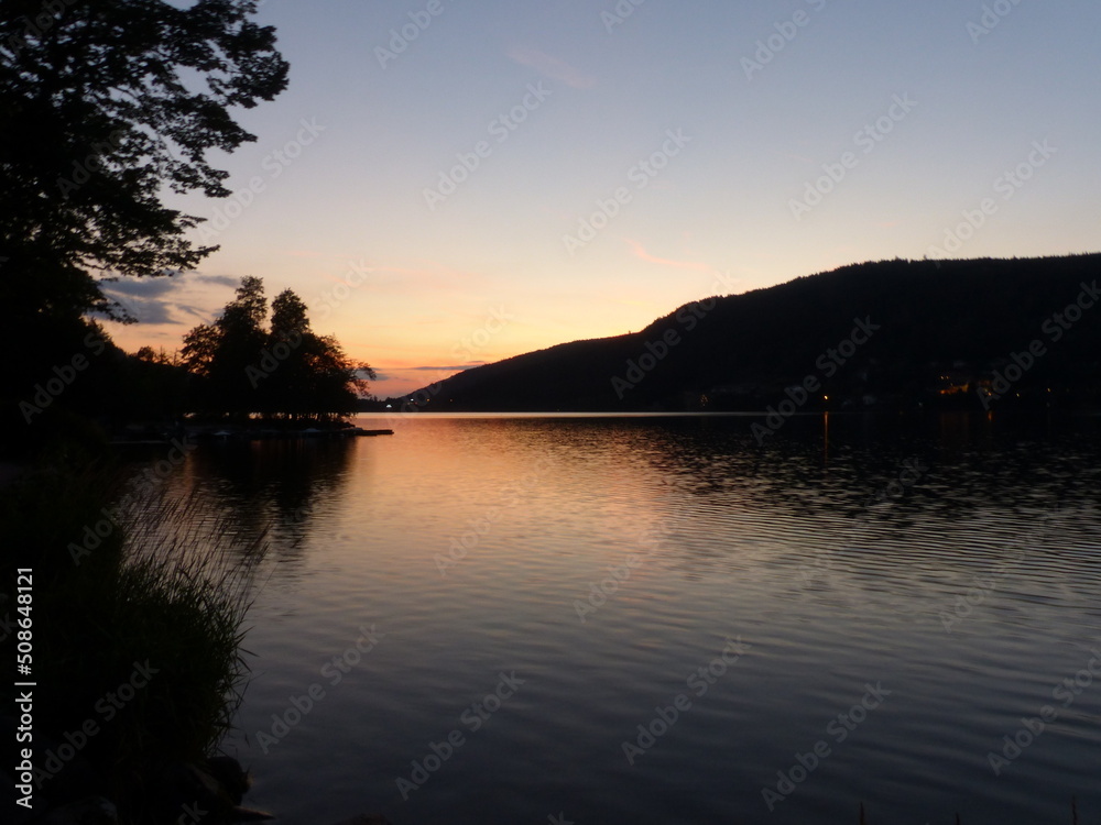 Obraz premium Gerardmer - August 2020 : Visit of the city of Gerardmer - Tour of the beautiful lake in the middle of the Vosges mountains with an August sunset