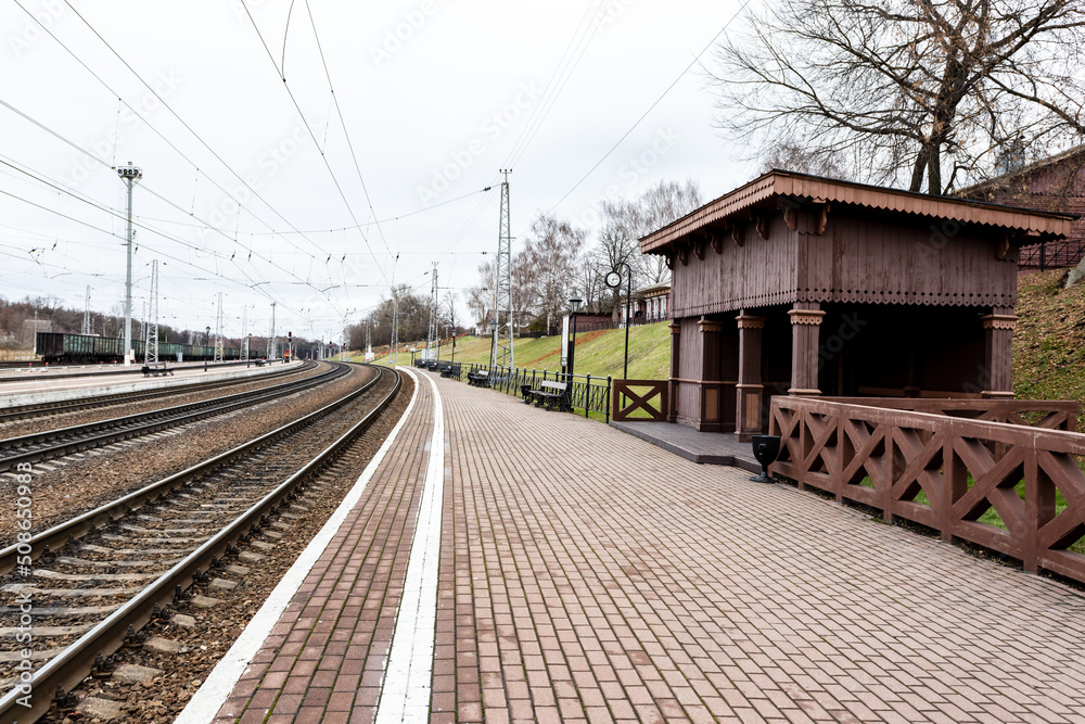 Naklejka premium Railway station platform Kozlova Zaseka in Yasnaya Polyana, Russia