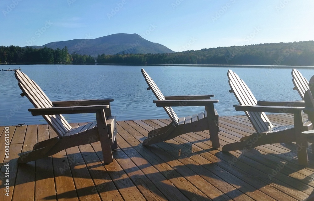 Fototapeta premium cadeira na beira do lago