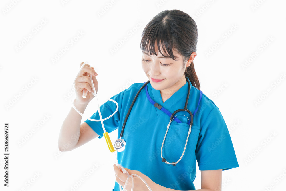 点滴を使う笑顔の若いナース