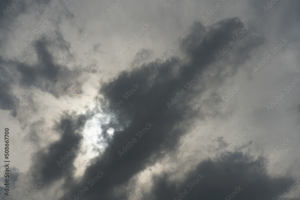Dichter Wolken Himmel kurz vor oder nach einem Gewitter mit Regenschauer und Sonne