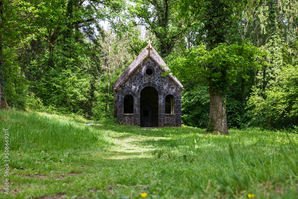 Chapelle Saint-Antoine dans la Forêt d'Andaine, près de Bagnols-de-l'Orne Chapelle Saint-Antoine dans la Forêt d'Andaine, près de Bagnols-de-l'Orne