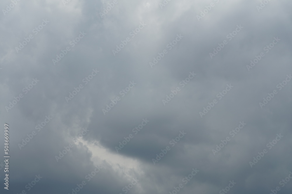 Wolken Himmel kurz vor oder nach einem Gewitter mit Regenschauer Wolken Himmel kurz vor oder nach einem Gewitter mit Regenschauer