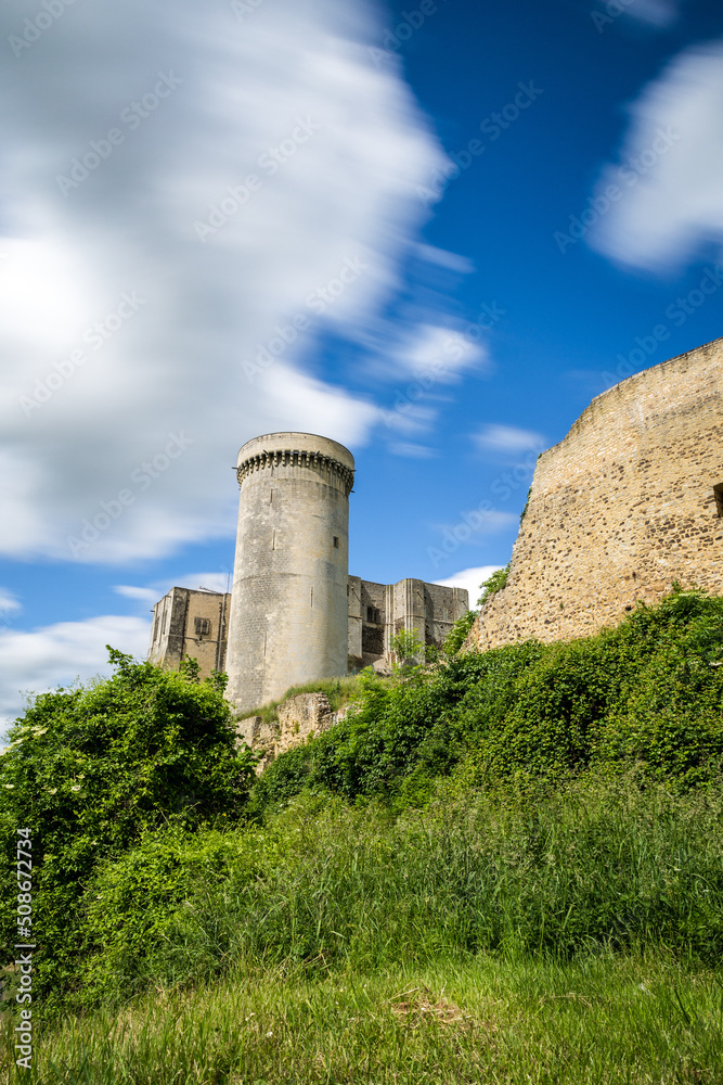 Vue en longue exposition par temps nuageux du Château de Guillaume-le-Conquérant à Falaise Vue en longue exposition par temps nuageux du Château de Guillaume-le-Conquérant à Falaise