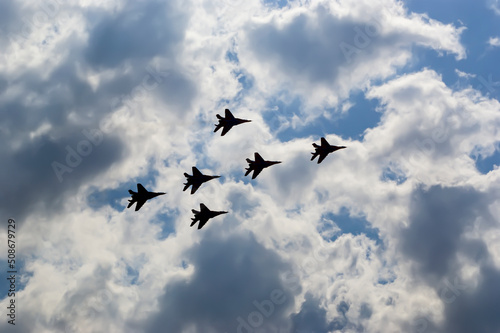 Foto Flight of modern combat fighters on the sky background, Russia