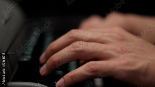 Escribiendo en una máquina de escribir