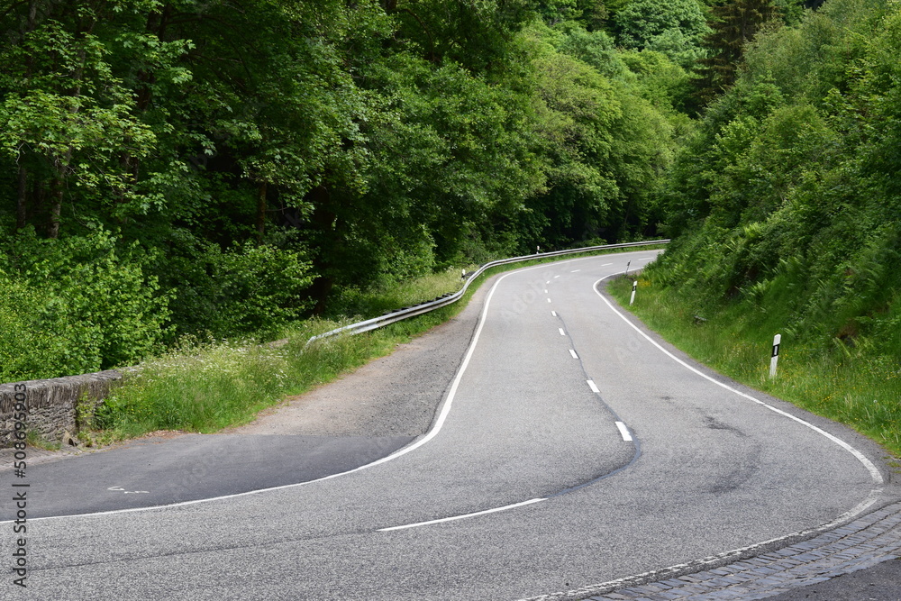 kurve Straße im Enderttal, südliche Eifel