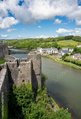 Obraz na plátně view from the top of 80 foot high keep at the stunning Pembroke Castle, looking