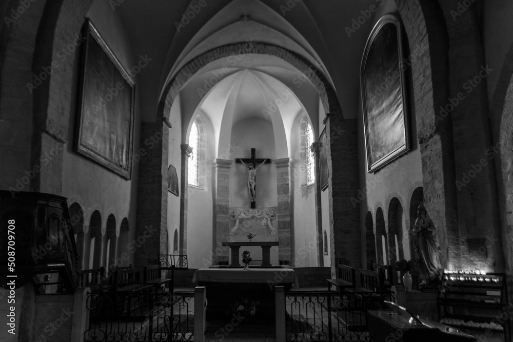 Obraz premium intérieur d'une église en noir et blanc