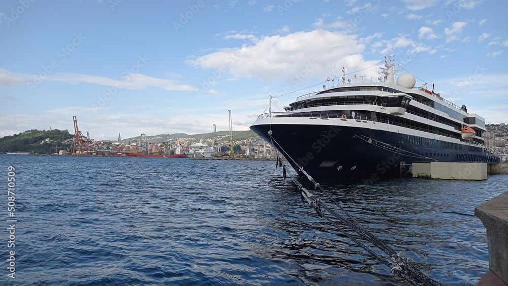 Panorámica de un crucero un día de verano.