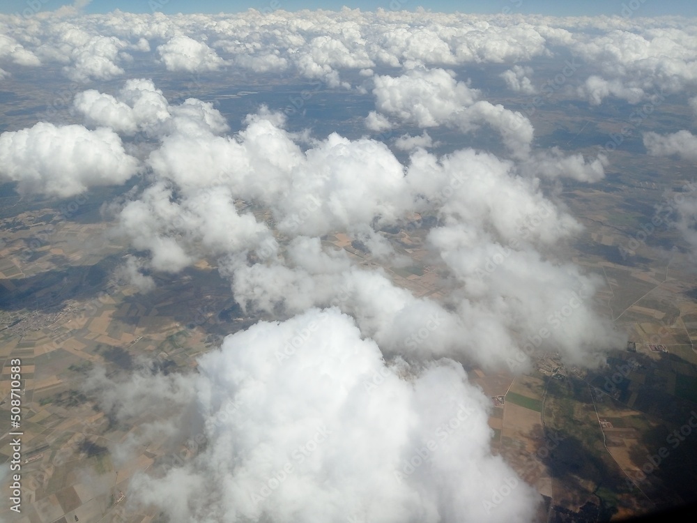 Paisaje de montaña en vista erea con nubes.