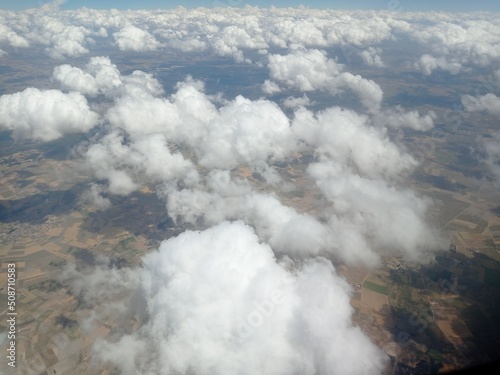 Paisaje de montaña en vista erea con nubes.