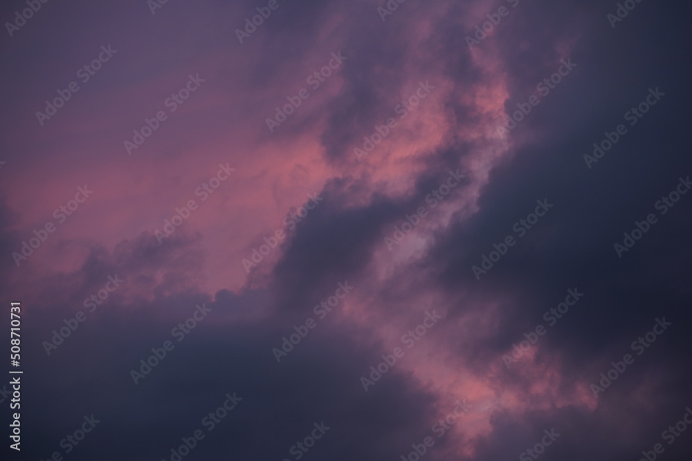 Regenwolken am Abend mit orange, purpur und grau