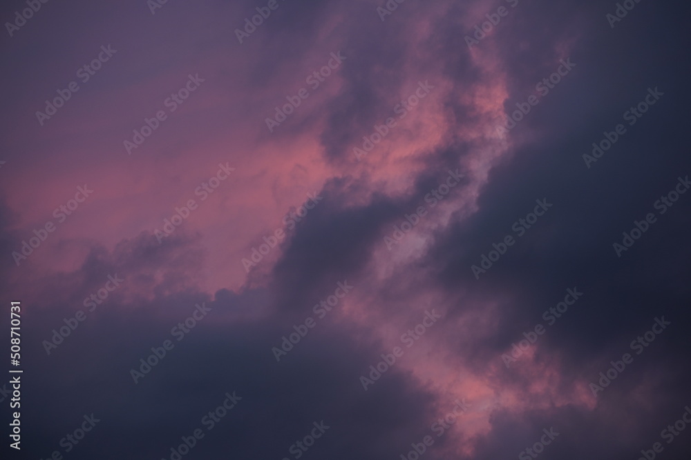 Regenwolken am Abend mit orange, purpur und grau Regenwolken am Abend mit orange, purpur und grau