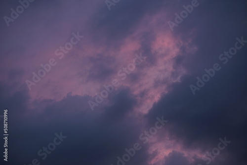Regenwolken am Abend mit orange, purpur und grau