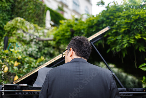 Fotografija The pianist plays at a wedding in the garden