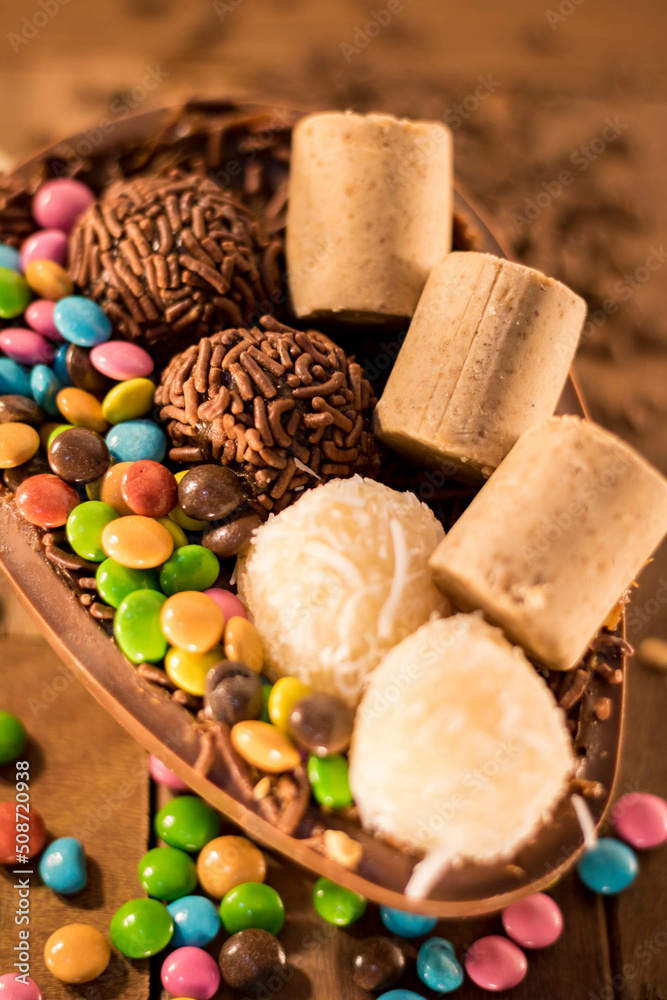 Spoon chocolate egg with paçoca, brigadeiro, granules, floppy disks or confetti, vanilla and chocolate tubes or straws, peanut nuts.
Spoon chocolate egg with paçoca, brigadeiro, granules, floppy disks or confetti, vanilla and chocolate tubes or straws, peanut nuts.