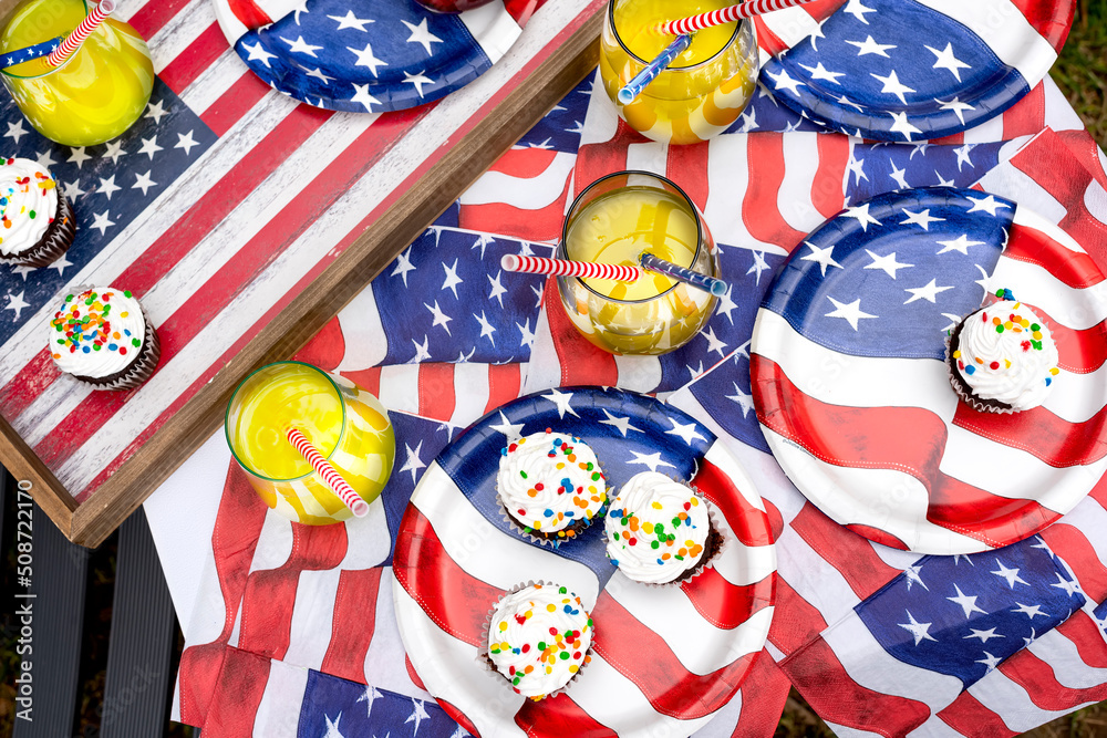Obraz premium Sweets and drinks and symbols of USA flags. celebration of Memorial Day, Independence Day.