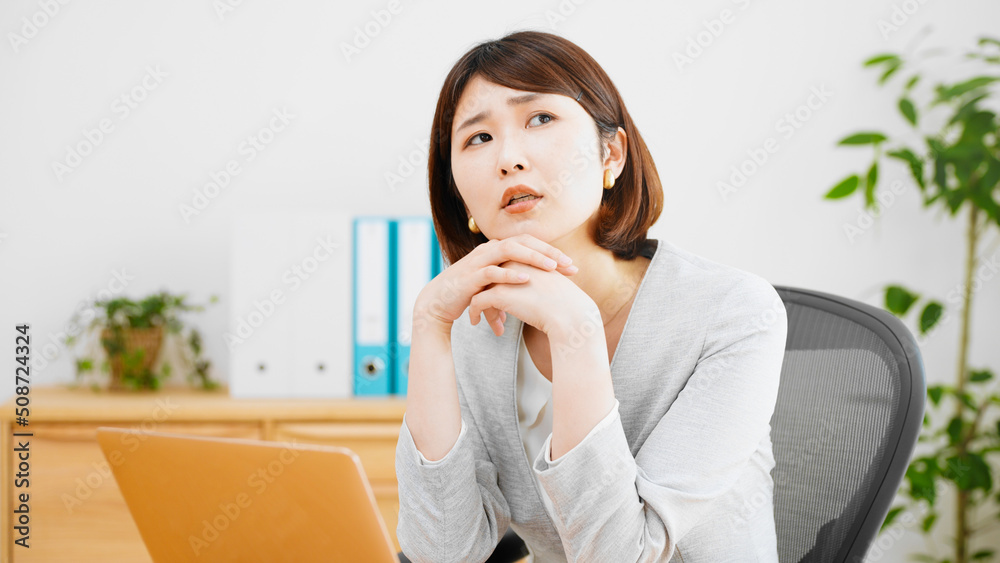 ノートパソコンで仕事をする若いビジネスウーマン