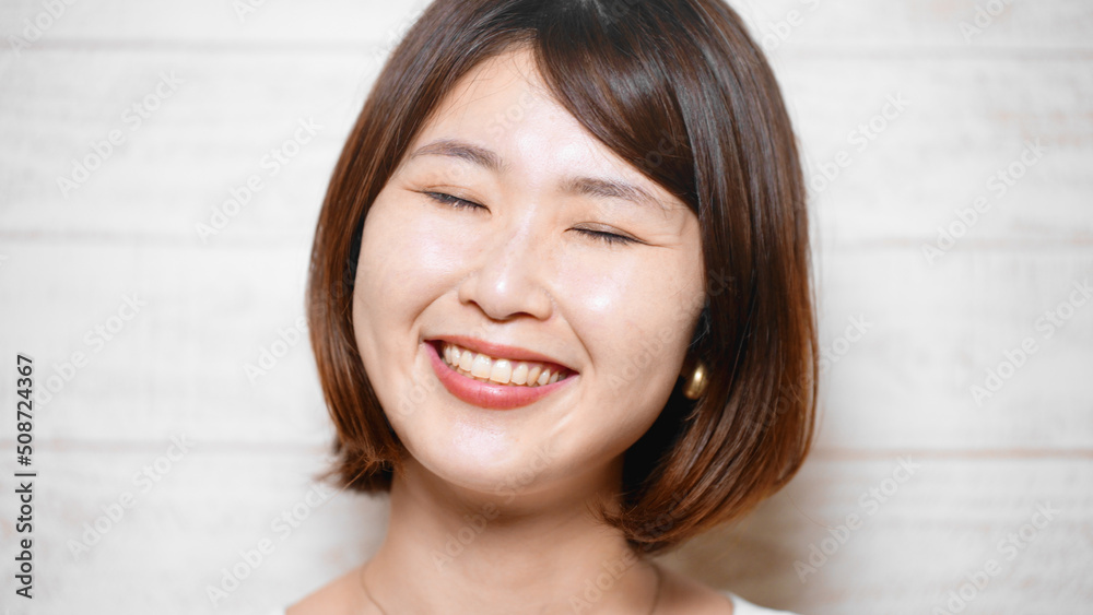 壁の前で立つ若い女性 壁の前で立つ若い女性
