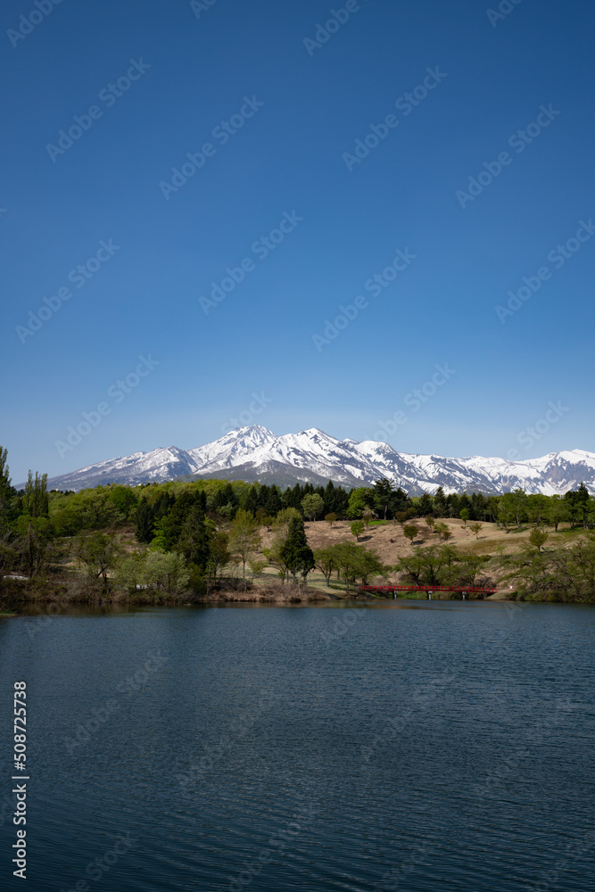 妙高山と池