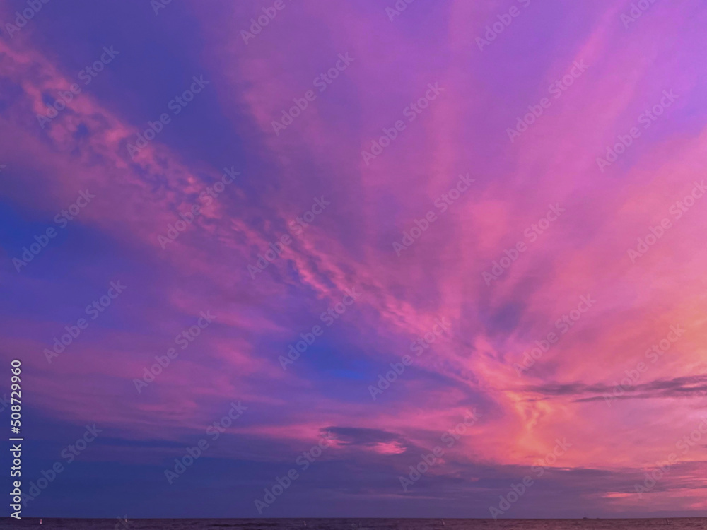 Roter Himmel nach Sonnenuntergang über dem Meer