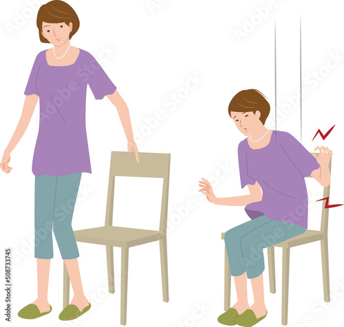 椅子に腰を下ろした瞬間に腰や背中が痛むシニア女性