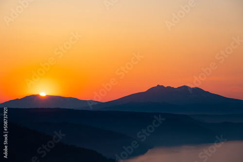 夜明けの空に朝日の輝く瞬間。日本の北海道の美幌峠。