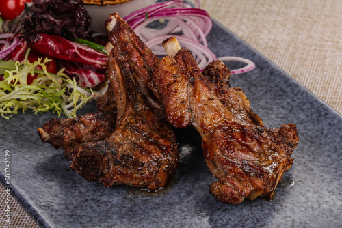 Grilled lamb chops with sauce