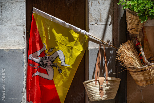 Cefalú pueblo costero y mdeiterraneo en la cosata de Sicilia Italia photo