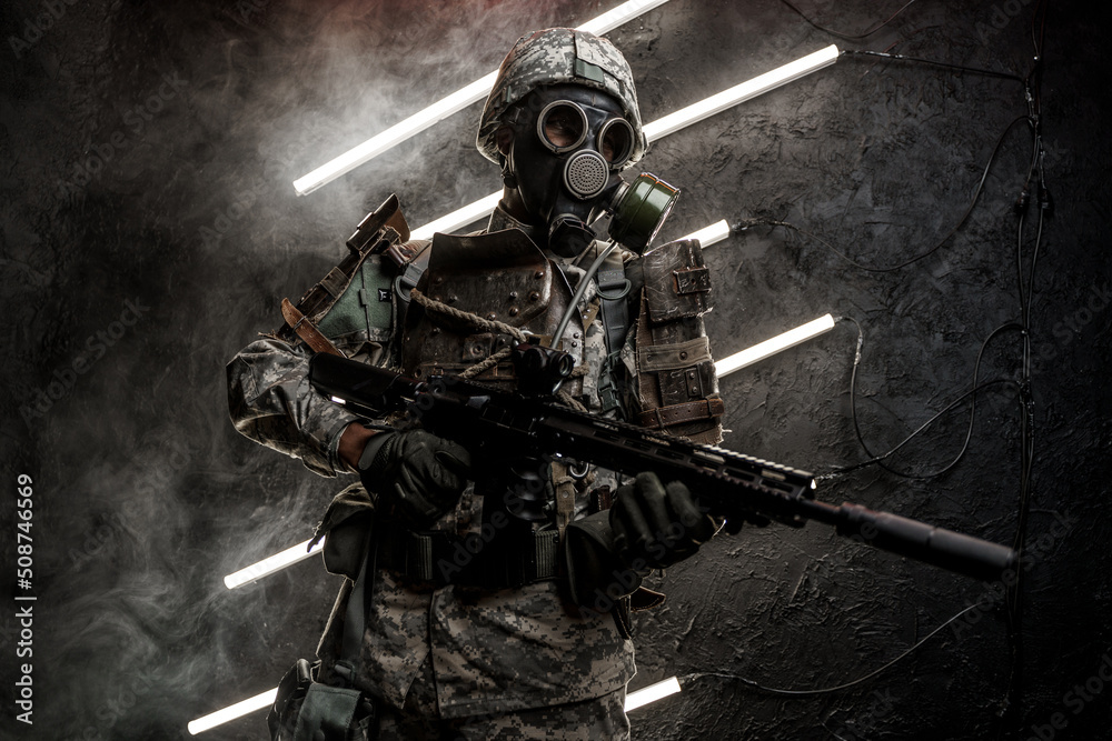Naklejka premium Artwork of soldier dressed in camouflage clothes and gas mask against dark background.