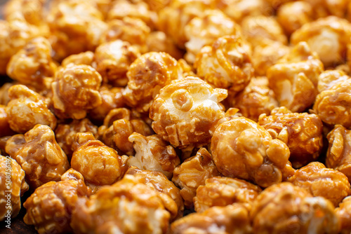 Obraz na płótnie Caramelized sweet popcorn flakes gluten free food background w salonie