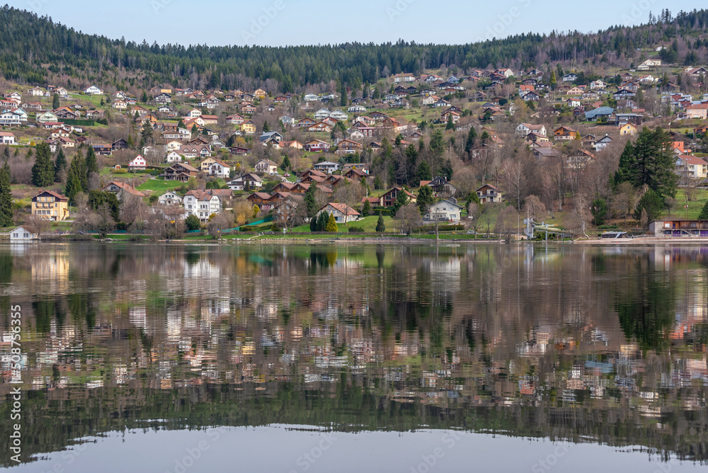 Reflets sur la lac de Gérardmer des chalets et de la montagne. Paysage des Vosges