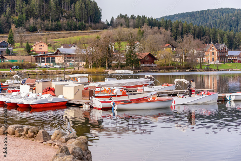 Bateaux, barques et pédalos sur le lac de Gérardmer dans les Vosges. Activités touristiques.