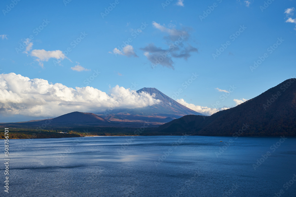 山梨県　本栖湖と富士山
