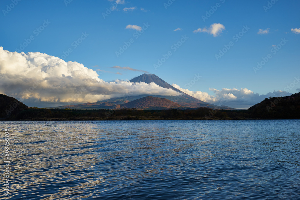 山梨県　精進湖と富士山

