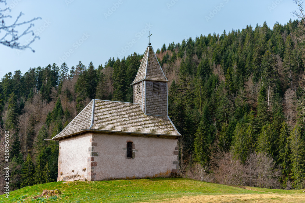Chapelle de montagne et forêt de sapins dans les montagnes des Vosges. Lac de Xonrupt Longemer.