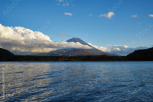 山梨県　精進湖と富士山  © osap1111