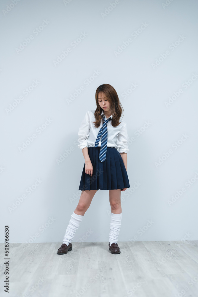 制服を着た女性 制服を着た女性