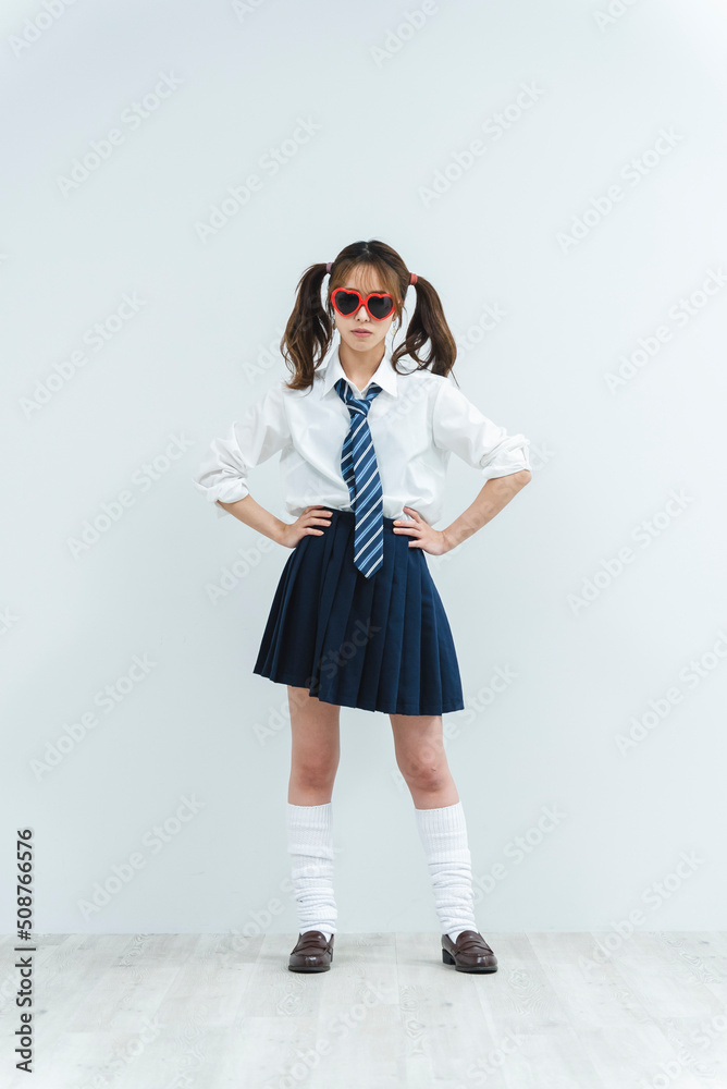 サングラスをかけた女子高生