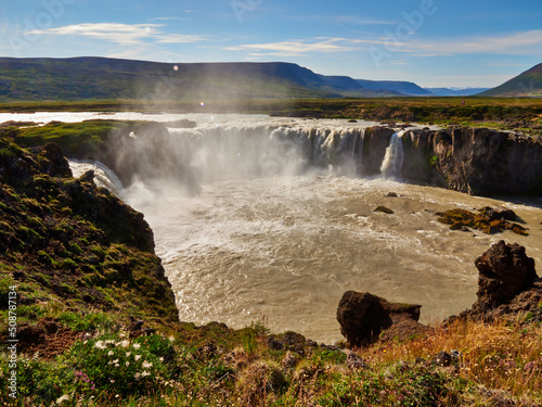 Obraz na plátně Cascada y rio Godafoss  en Islandia con abundante agua